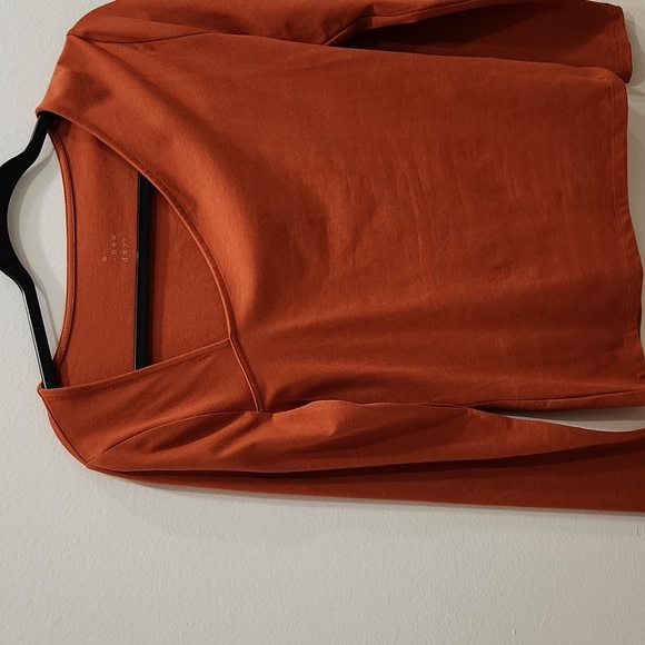 A ,new day t-shirt with a Vneck to the right - Picture 4 of 4